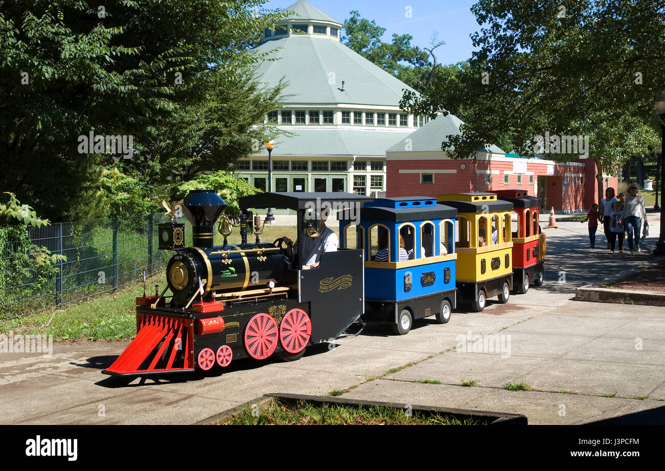 Eine Zugfahrt vor dem Karussell im Roger Williams Park - Providence, Rhode Island, USA Stockfoto Eine Zugfahrt vor dem Karussell im Roger Williams Park - Providence, Rhode Island, USA Stockfoto