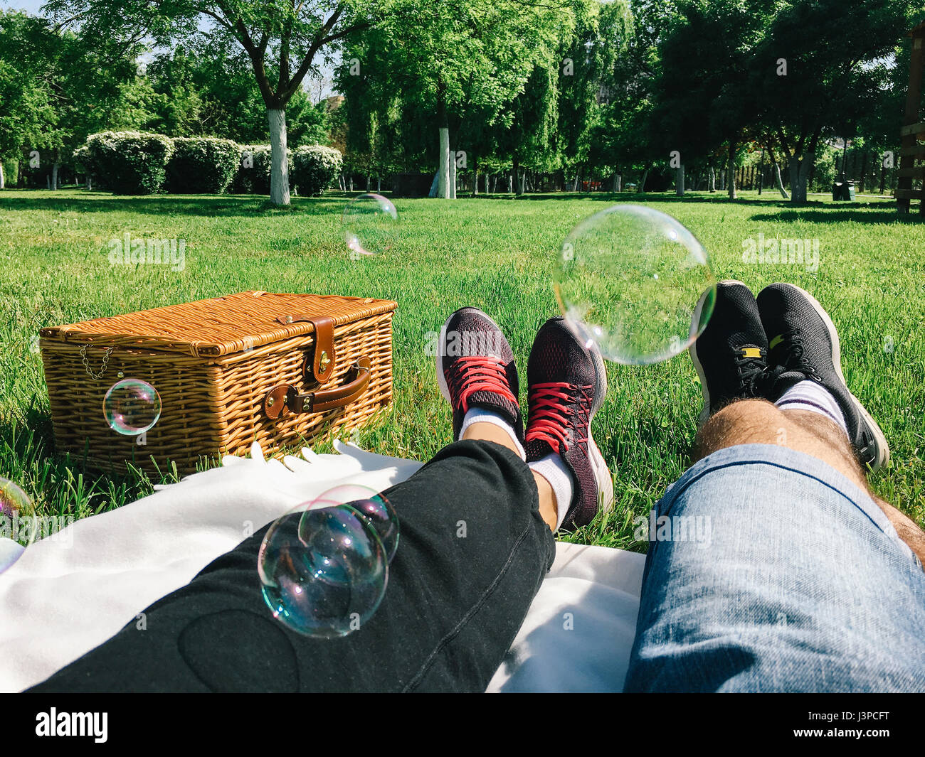 Romantisch zu zweit entspannen Sie sich auf Picknick-Tag im Frühling Stockfoto