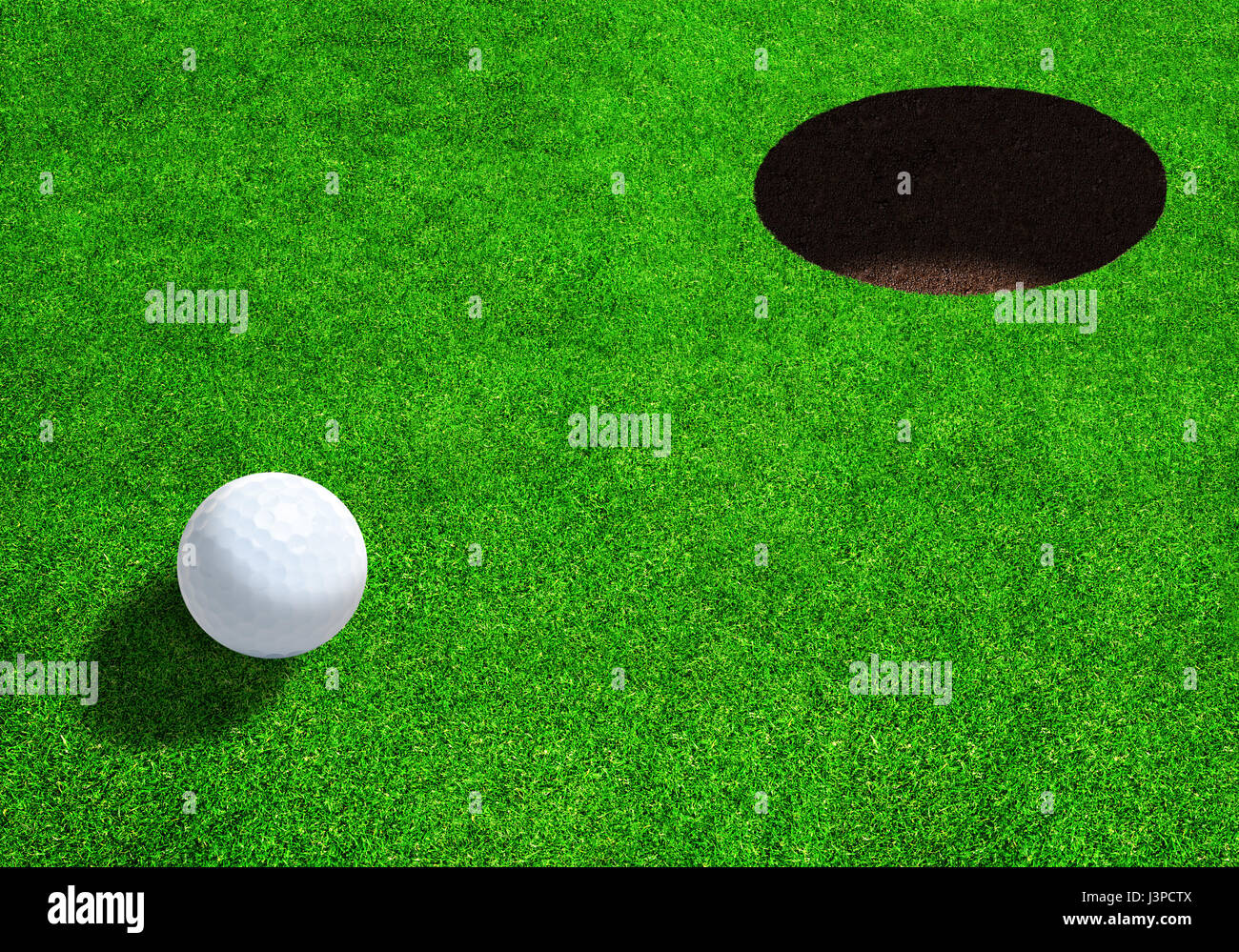 Golfball in der Nähe von Loch auf schöne Golfplätze bereit für Par, Adler oder Bogey mit Textfreiraum. Stockfoto