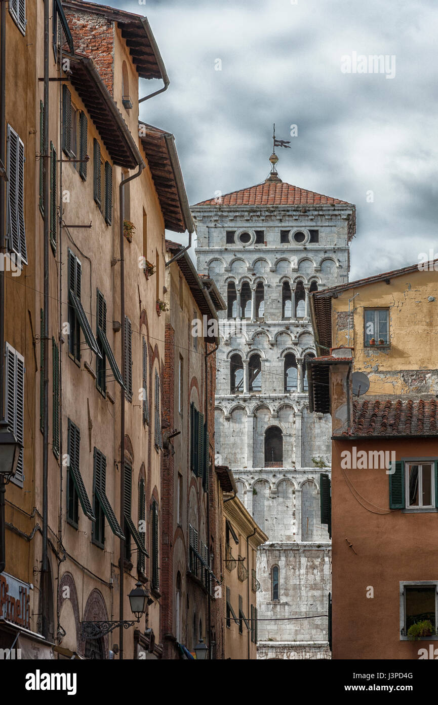 Detail der Glockenturm von St. Michael's Cathedral, Lucca (Italy-Tuscany) Stockfoto