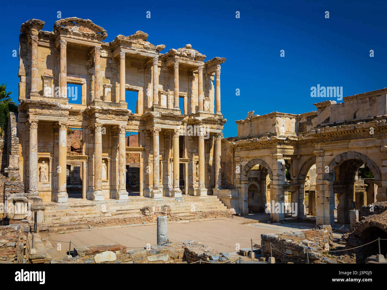 Die Bibliothek des Celsus ist eines alten römischen Gebäudes in Ephesus, Anatolien, zerteilen Sie jetzt von Selçuk, Türkei. Es wurde zu Ehren des römischen Senator Tiber gebaut. Stockfoto