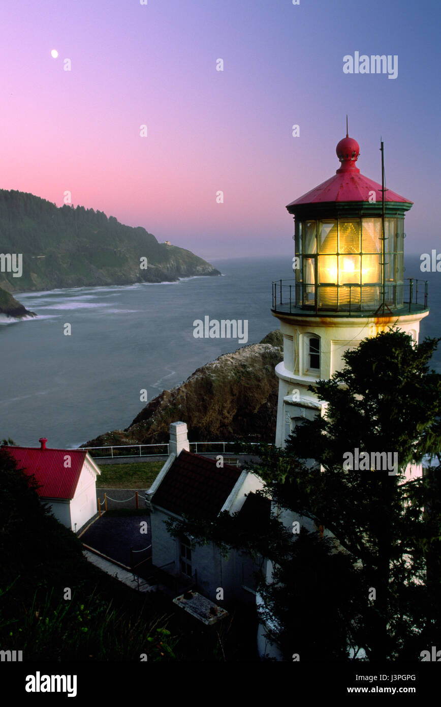 Heceta Head State Park (einschließlich Devils Elbow State Park) liegt in einer Bucht an der Mündung des Cape Creek.  Das Licht am oberen Rand 56 Fuß Turm wa Stockfoto