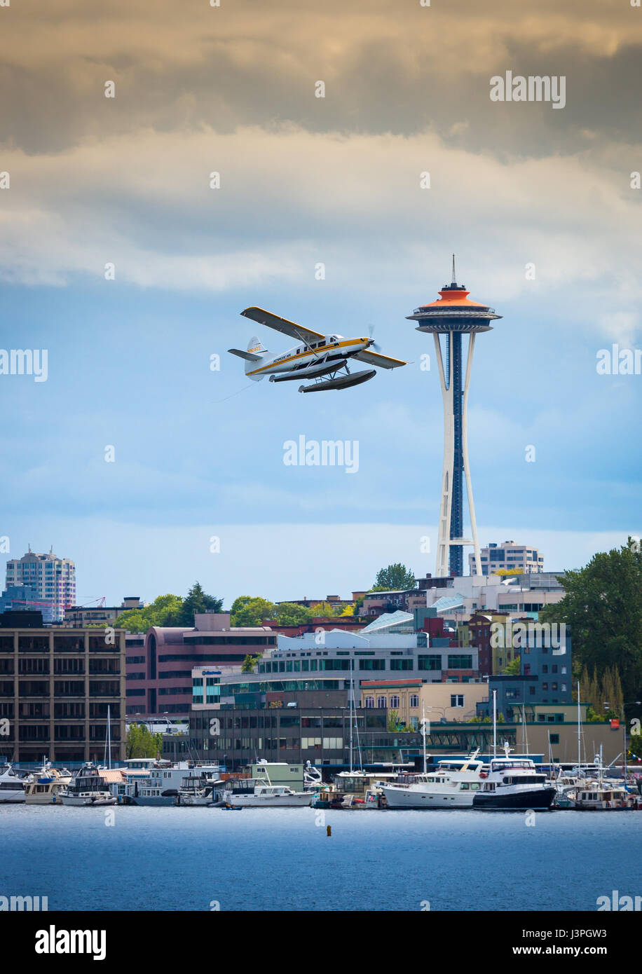 Wasserflugzeug ausziehen aus Seattle am Lake Union mit Space Needle im Hintergrund Stockfoto