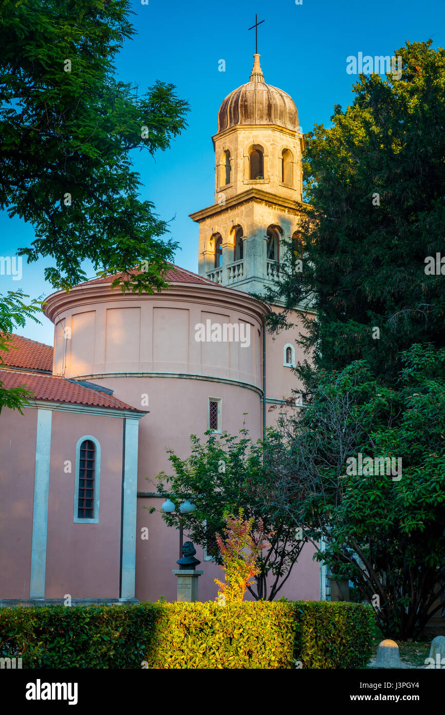 Kathedrale der Heiligen Anastasia in Zadar, Kroatien. Zadar ist die 5. größte Stadt in Kroatien an der Adria gelegen. Stockfoto