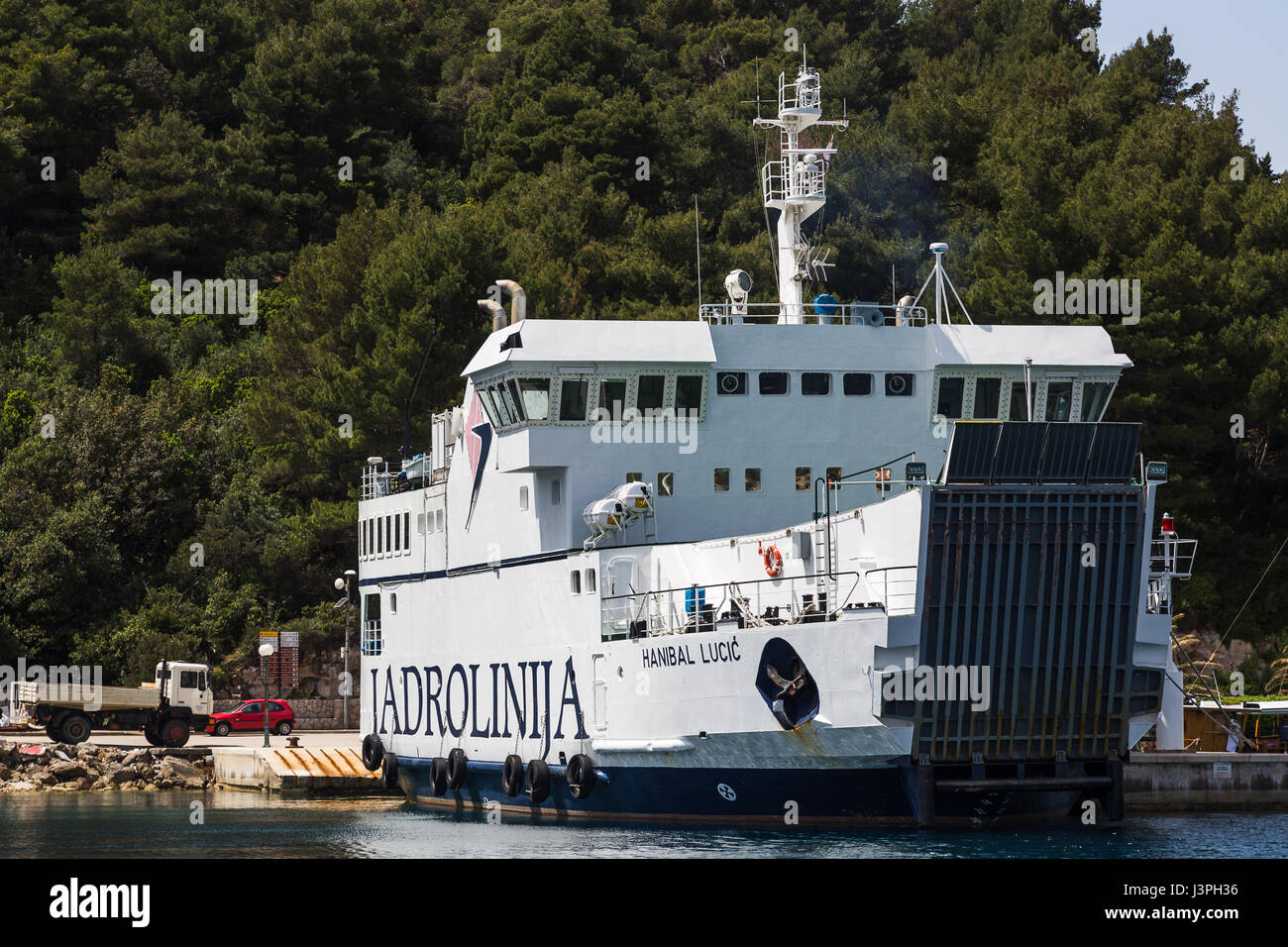 Eine inländische Fähre wartet auf seine Abfahrt von der kroatischen Insel Sipan - der einzige der Elafiti Inseln private Fahrzeuge zu ermöglichen. Stockfoto