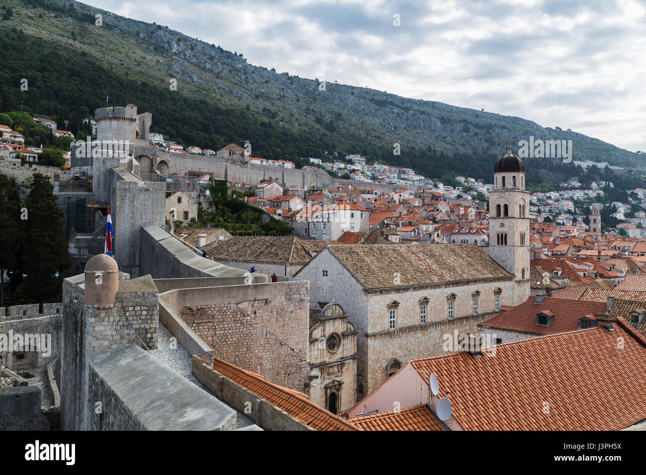 Die Reihe von steinernen Mauern, die umgeben und geschützt von den Bürgern von Dubrovnik seit Hunderten von Jahren. Stockfoto