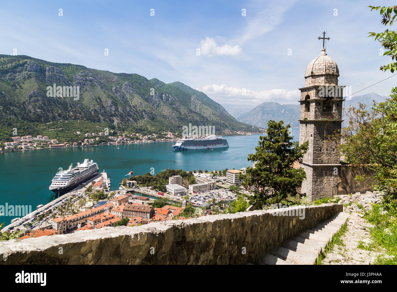 Die majestätische Prinzessin & Azamara Quest Kreuzfahrtschiffe im Bild am Fuße des Golf von Kotor so dass die Besucher erkunden die Altstadt von Kotor – ein U Stockfoto