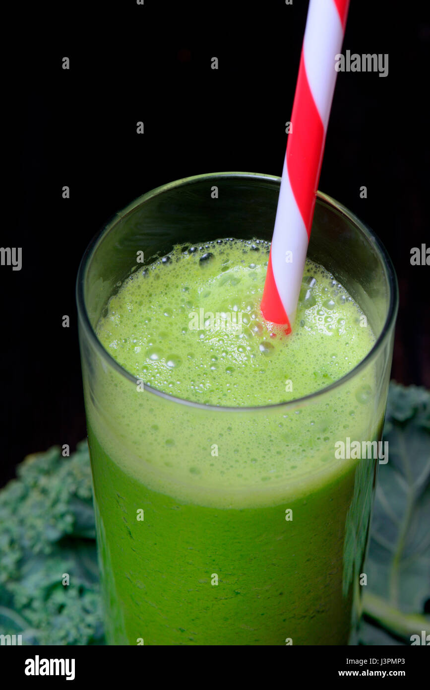 Gruenkohl-Smoothie in Glas Mit Trinkhalm, Smoothie, Gruenkohl, Krauskohl, Federkohl, Winterkohl, Brassica Oleracea Acephala var. Sabellica Stockfoto