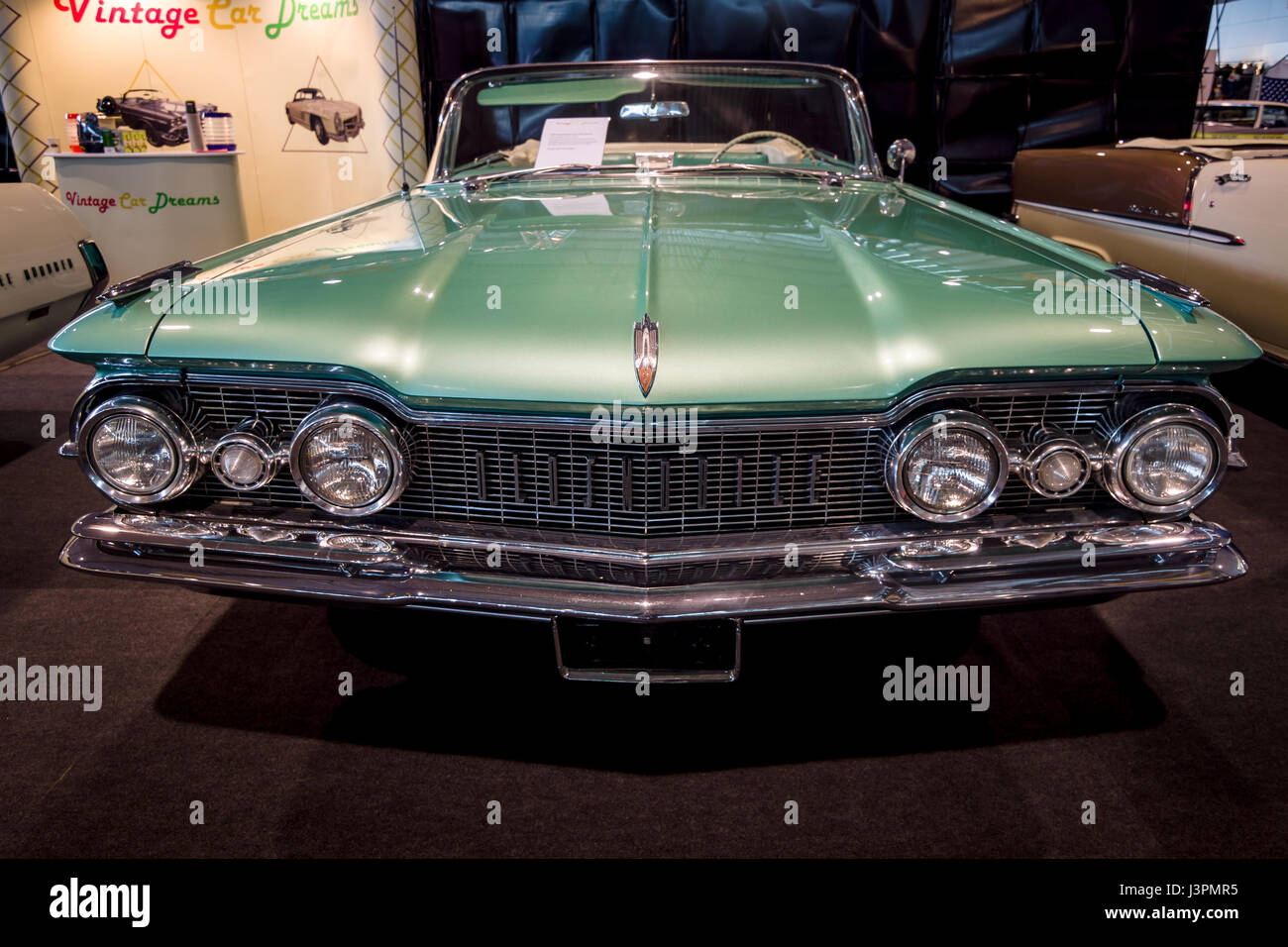 STUTTGART, Deutschland - 3. März 2017: Full-size Car Oldsmobile Super 88 Cabrio, 1959. Europas größte Oldtimer-Messe "RETRO CLASSICS" Stockfoto