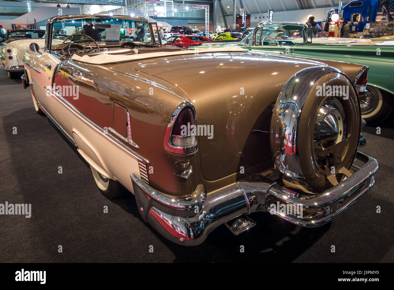 STUTTGART, Deutschland - 3. März 2017: Full-size Car Chevrolet Bel Air Convertible, 1955. Sicht nach hinten. Europas größte Oldtimer-Messe "RETRO CLASSICS" Stockfoto