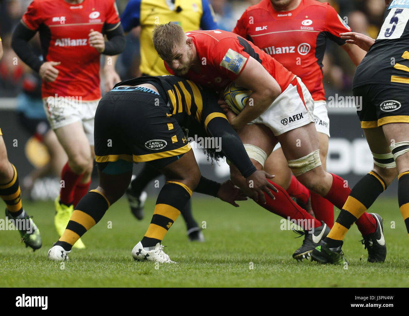 Sarazenen George Kruis versucht durch Wespen Ashley Johnson während der Aviva Premiership-Spiels in der Ricoh Arena in Coventry. Stockfoto