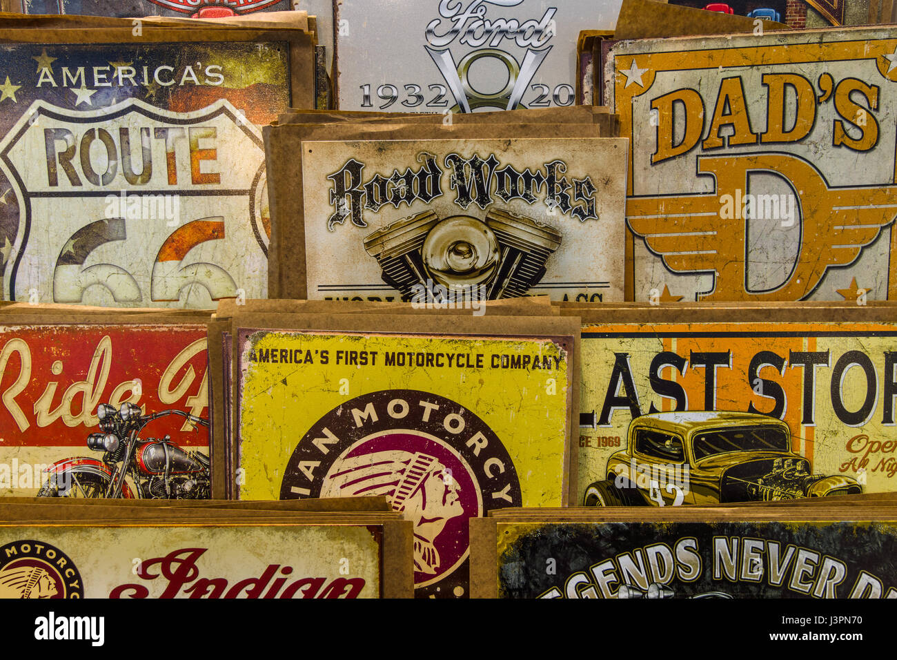 STUTTGART, Deutschland - 3. März 2017: Hintergrund der Vintage Werbeschilder. Europas größte Oldtimer-Messe "RETRO CLASSICS" Stockfoto