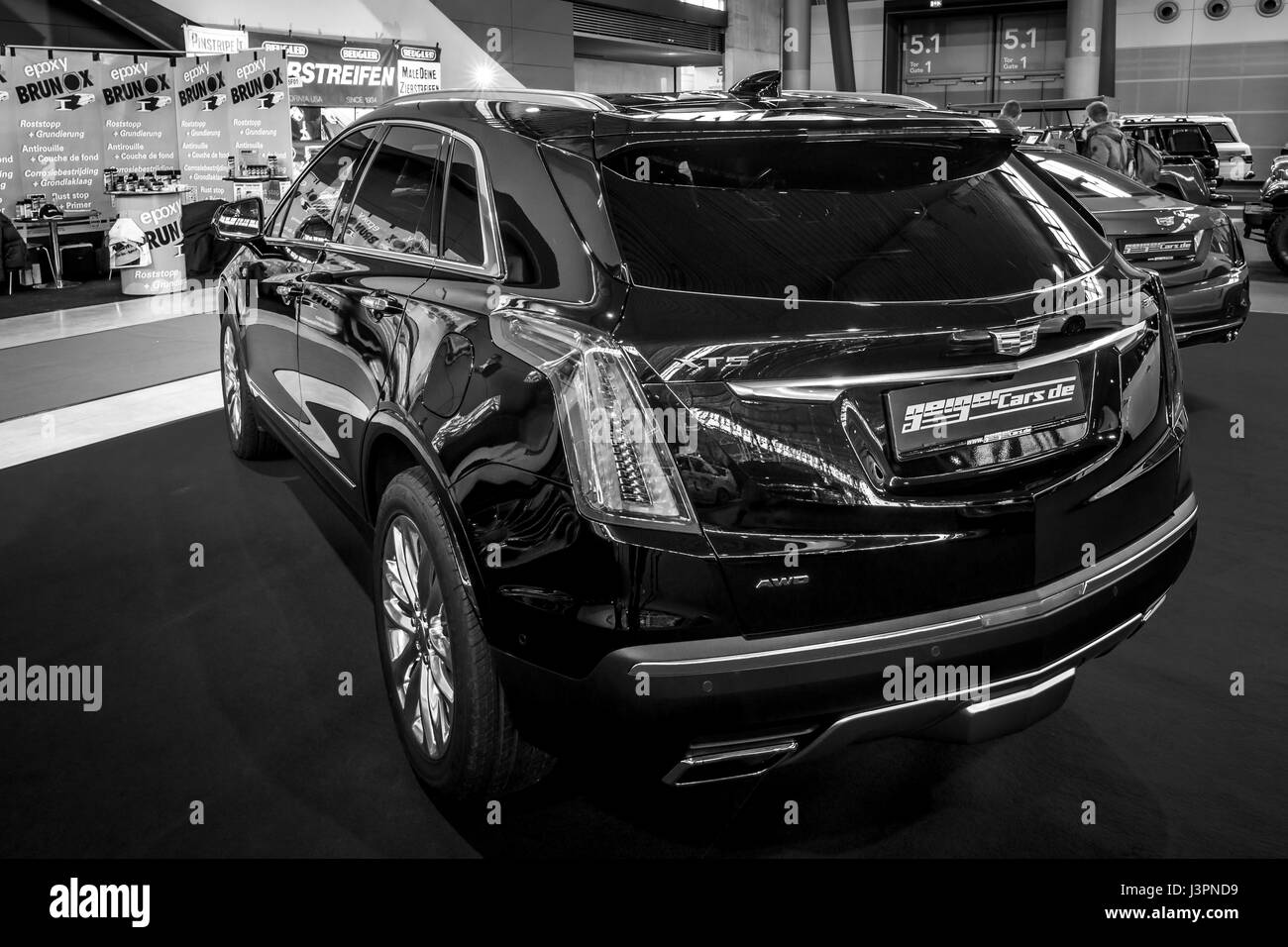 STUTTGART, Deutschland - 3. März 2017: Mid-Size-Luxus-Crossover SUV Cadillac XT5 Platin, 2017. Sicht nach hinten. Schwarz und weiß. Europas größte Oldtimer-Messe "RETRO CLASSICS" Stockfoto