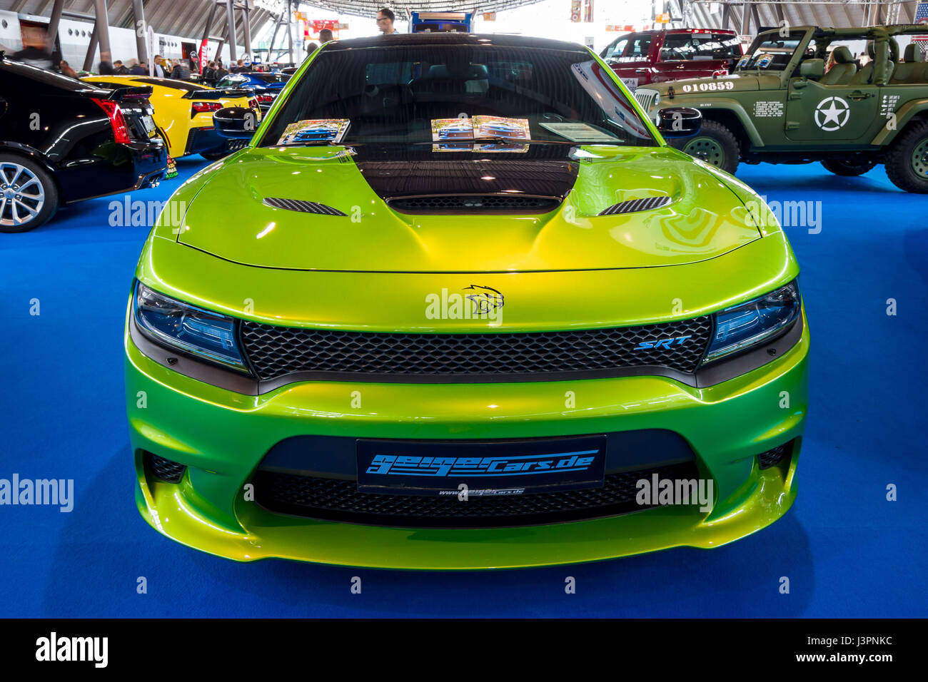 STUTTGART, Deutschland - 3. März 2017: Muscle-Car Dodge Charger SRT-8, 2010. Europas größte Oldtimer-Messe "RETRO CLASSICS" Stockfoto