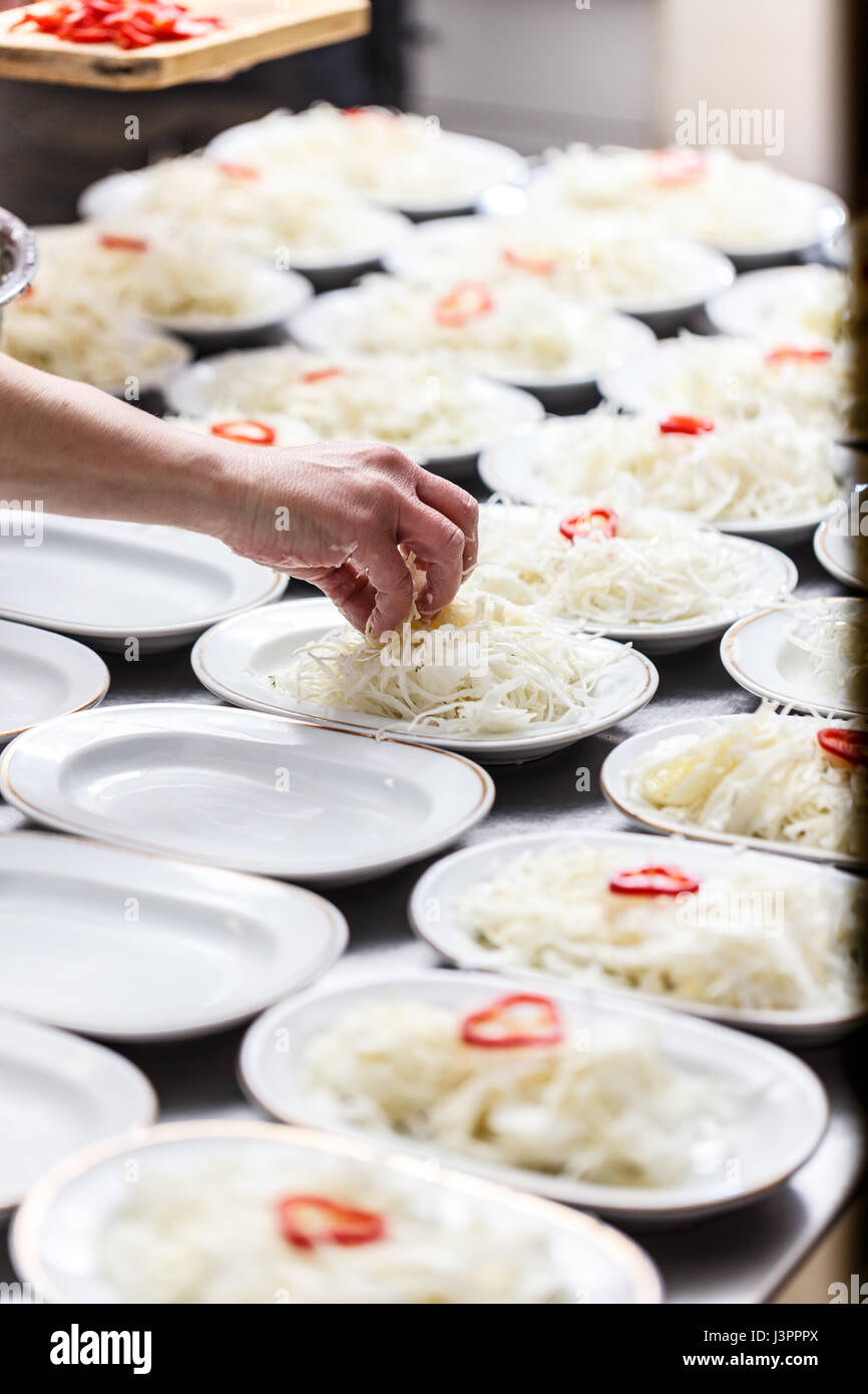 Gehackte Kraut in einem weißen Platten auf dem Küchentisch restaurant Stockfoto