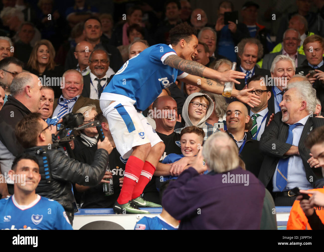 Portsmouth Kyle Bennett feiert nach dem Schlusspfiff während der Himmel Bet League Two Spiel im Fratton Park, Portsmouth. Stockfoto