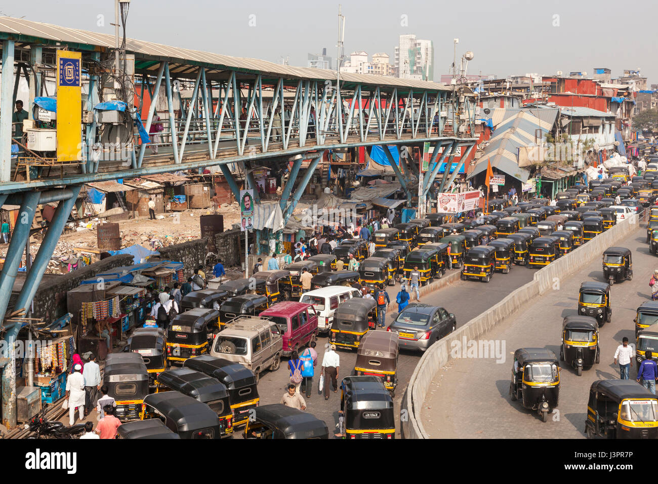 Morgen-Verkehr von Bandra East Station, Mumbai, Indien Stockfoto