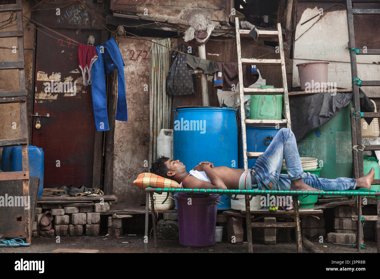 Mann ein Nickerchen während des Tages, Mumbai Stockfoto