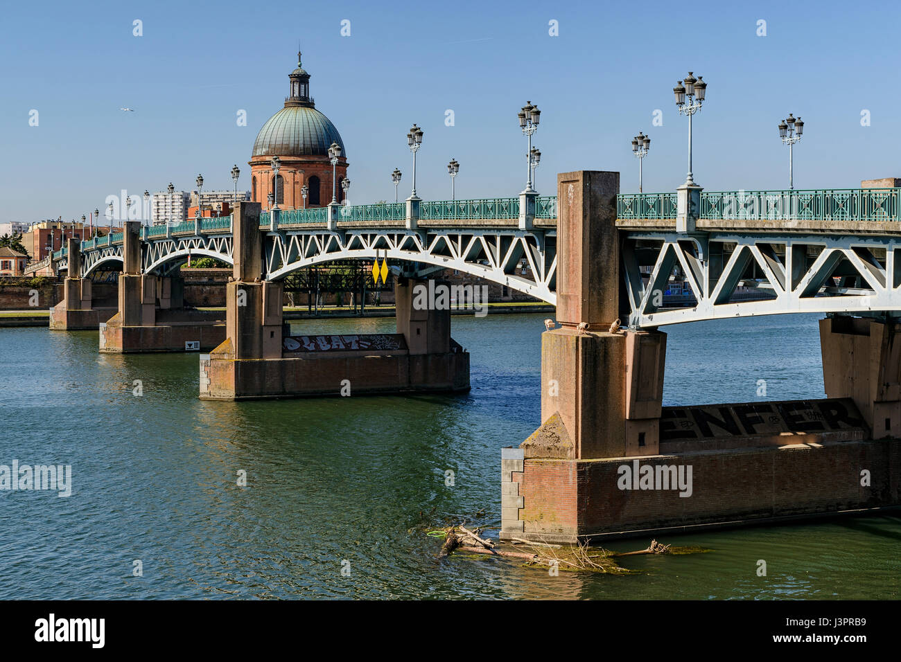 Die Kuppel des Hopital De La Grave über Pont St-Pierre-Brücke, Toulouse, Frankreich, Europa. Stockfoto