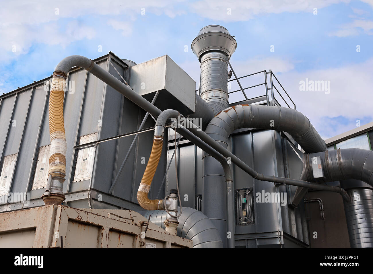 Industriebetrieb Luftfiltersystem. Rohren, Tanks und Schornstein. Stockfoto