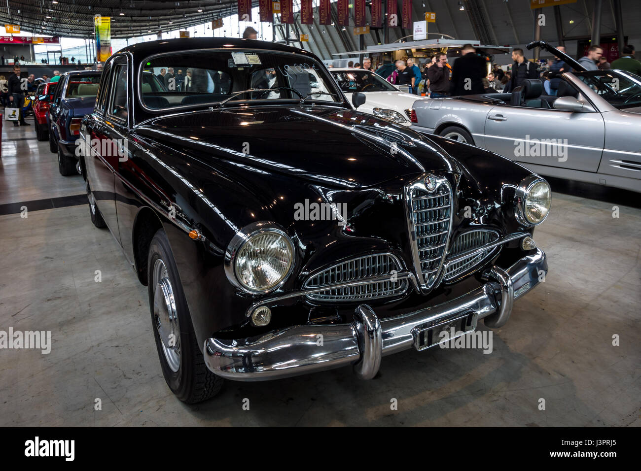 STUTTGART, Deutschland - 3. März 2017: Full-size Car Chrysler Royal Windsor, 1940. Europas größte Oldtimer-Messe "RETRO CLASSICS" Stockfoto