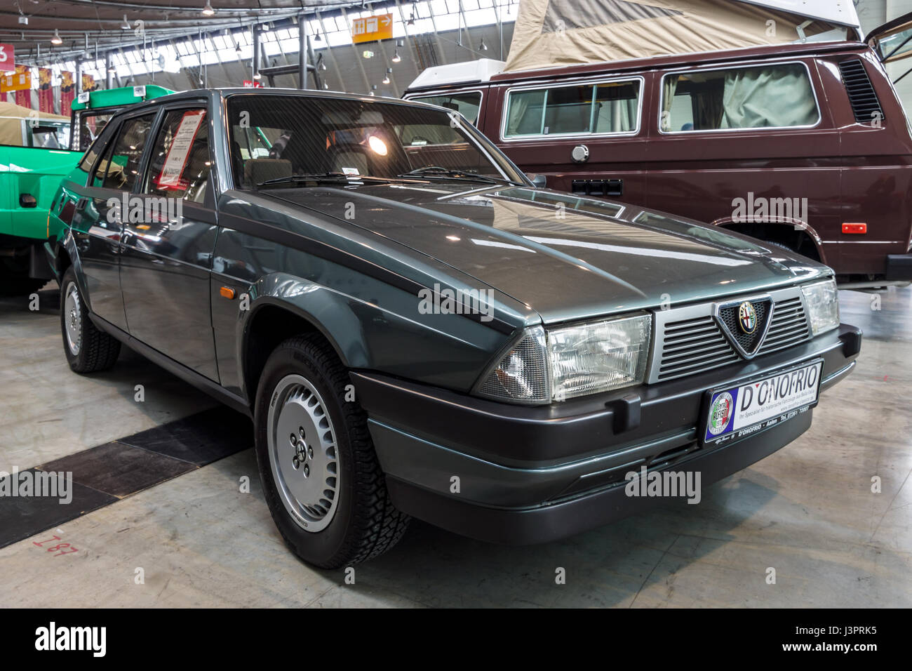 STUTTGART, Deutschland - 3. März 2017: Executive Kleinwagen Alfa Romeo 75 (Tipo 161), 1986. Europas größte Oldtimer-Messe "RETRO CLASSICS" Stockfoto