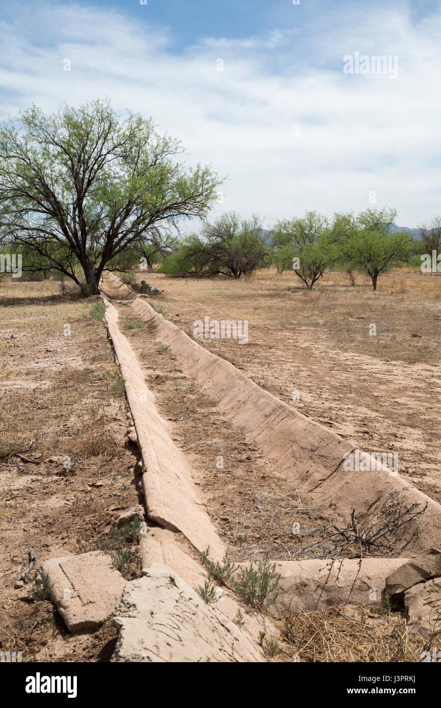 Amado, Arizona - eine ungenutzte Bewässerung Graben in der Sonora-Wüste. Stockfoto