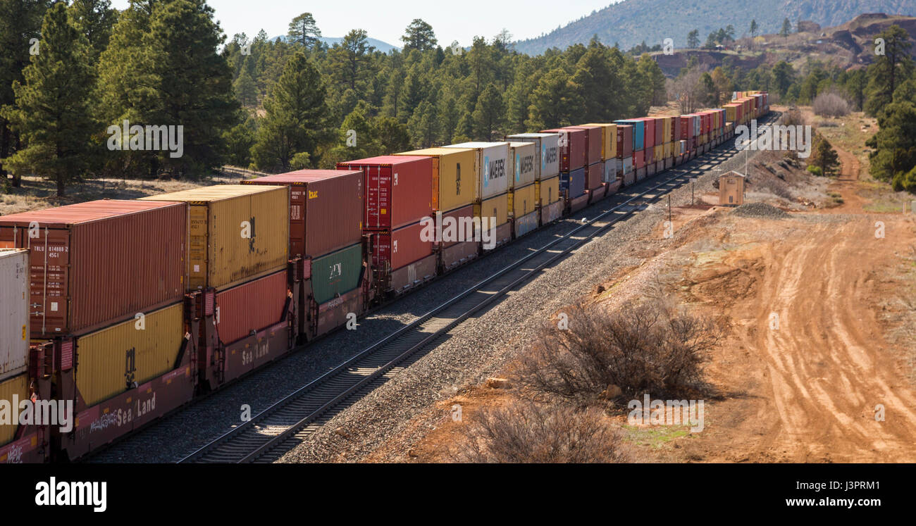 Flagstaff, Arizona - ein westwärts BNSF-Zug mit Versandbehälter. Stockfoto