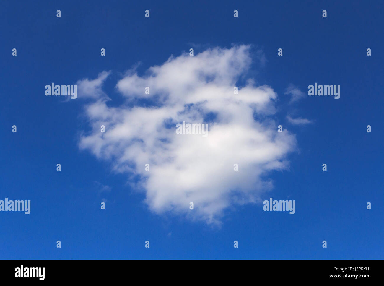 weiße Wolke am blauen Himmel Stockfoto