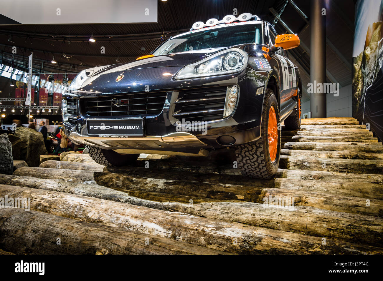 STUTTGART, Deutschland - 3. März 2017: Mid-Size-Luxus-Crossover SUV Porsche Cayenne S Transsyberia, 2008. Europas größte Oldtimer-Messe "RETRO CLASSICS" Stockfoto