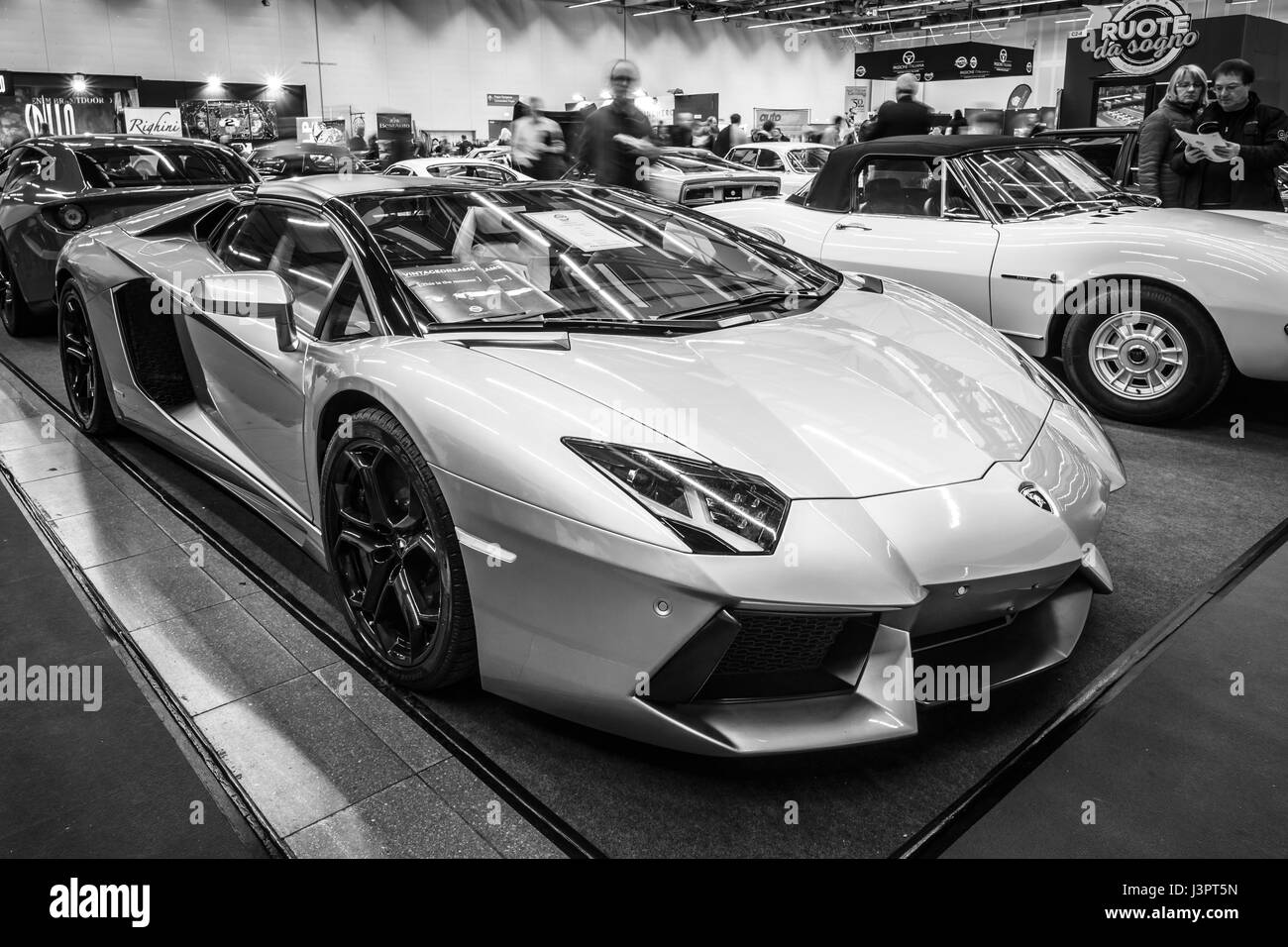 STUTTGART, Deutschland - 3. März 2017: Sportwagen Lamborghini Aventador LP 700-4, 2014. Schwarz und weiß. Europas größte Oldtimer-Messe "RETRO CLASSICS" Stockfoto