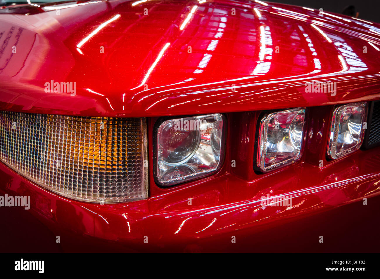 STUTTGART, Deutschland - 3. März 2017: Scheinwerfer von Sportwagen Alfa Romeo SZ (Sprint Zagato), 1991. Close-up. Europas größte Oldtimer-Messe "RETRO CLASSICS" Stockfoto