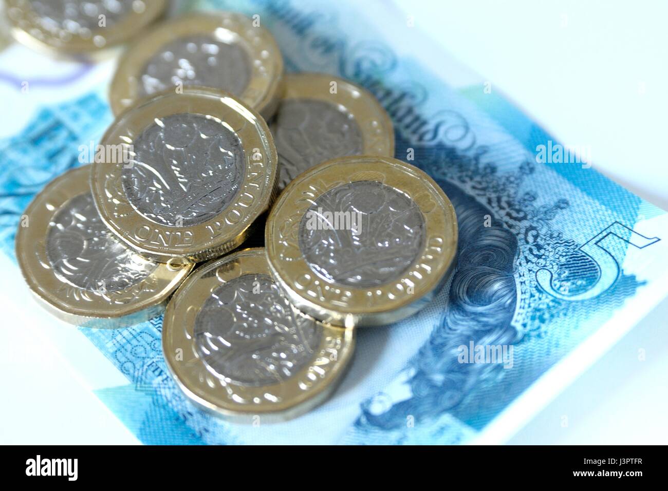 Neue Pfund Münzen & fünf-Pfund-Note. Stockfoto