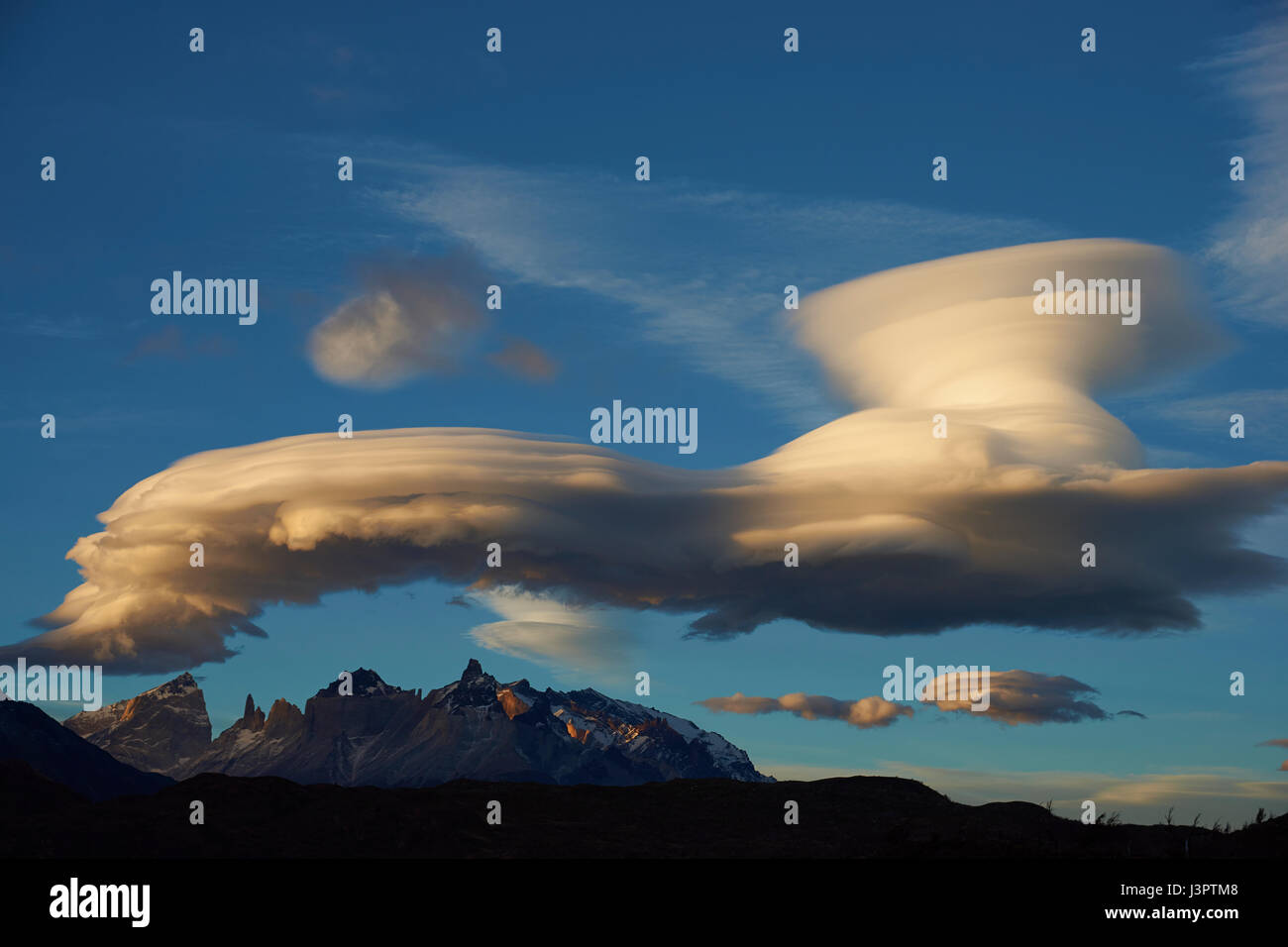 Linsenförmige Wolken über den Bergen des Nationalparks Torres del Paine in Patagonien, Chile Stockfoto