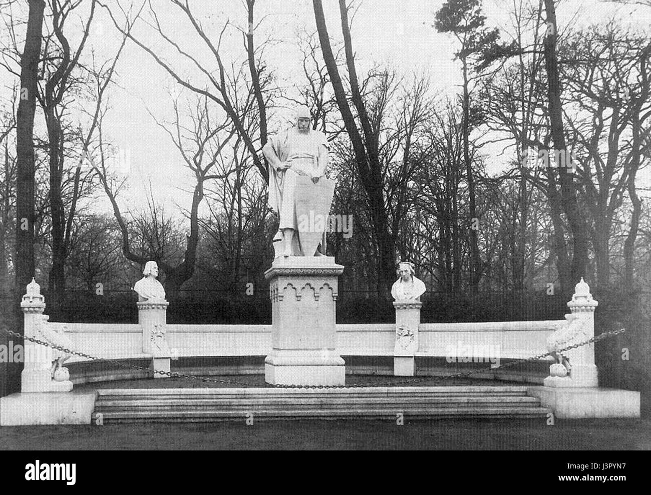 Die Gruppe Johann II. Siegesallee ist Teil einer Reihe von Statuen in Berlin, die an preußische Könige und bedeutende Persönlichkeiten der deutschen Geschichte erinnern. Diese Gruppe zeigt Johann II., einen Herrscher von Hessen, der das Wesen der deutschen Königsgeschichte in monumentaler Form erfasst. Stockfoto