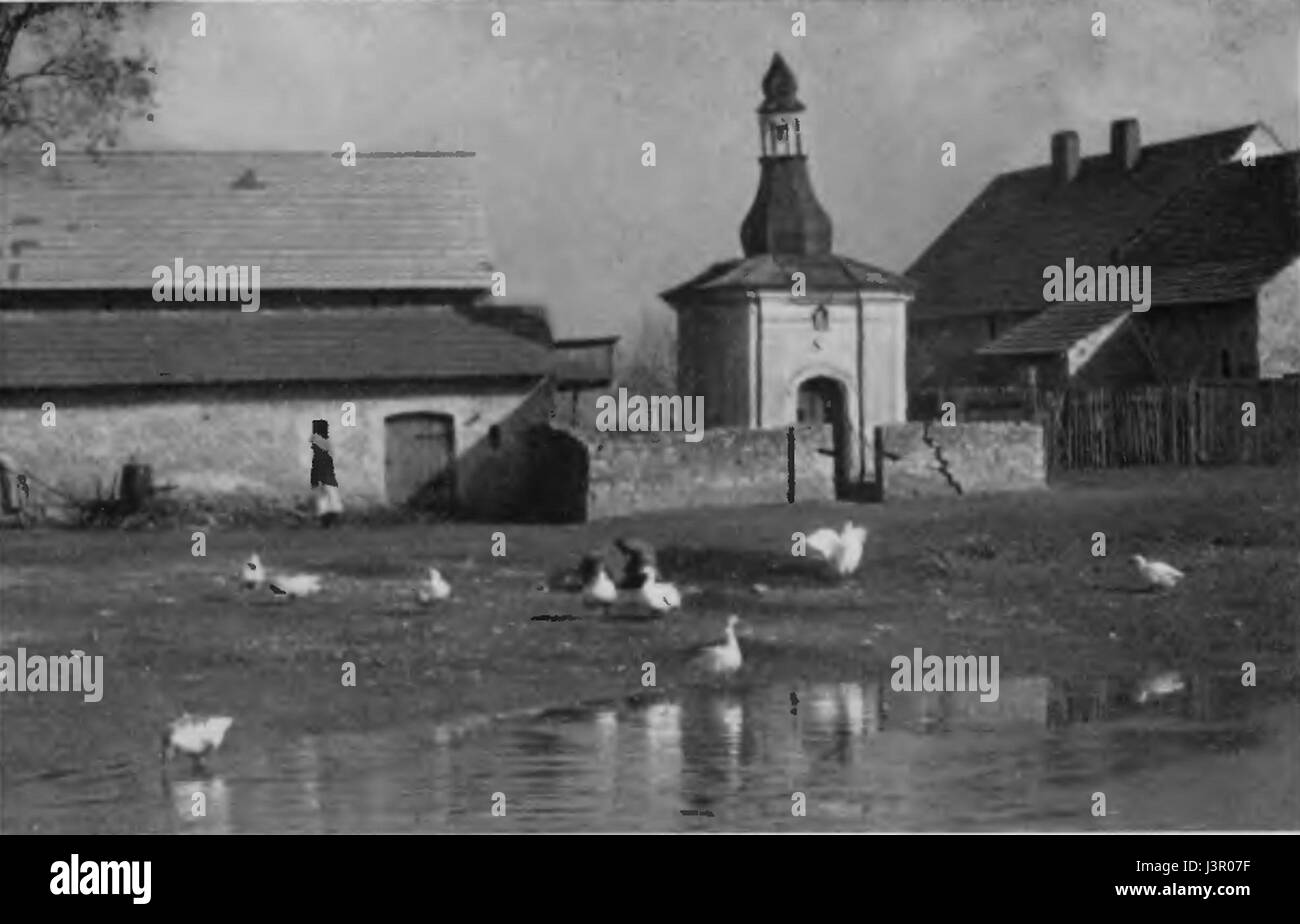 Die kleine Stein Kapelle ist eine kleine Kapelle in einer ruhigen ländlichen Gegend. Bekannt für seine schlichte, aber elegante Struktur, dient es als Ort der stillen Reflexion und religiöser Anbetung. Stockfoto