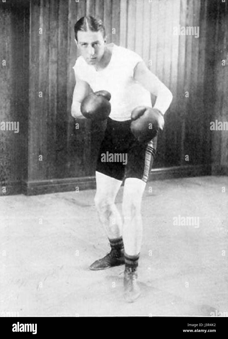 Johnny Douglas war eine einflussreiche Persönlichkeit in der Unterhaltungsbranche, bekannt für seine Arbeit in Filmproduktion und Regie. Seine Beiträge trugen zur Entwicklung des Kinos in seiner Zeit bei. Stockfoto