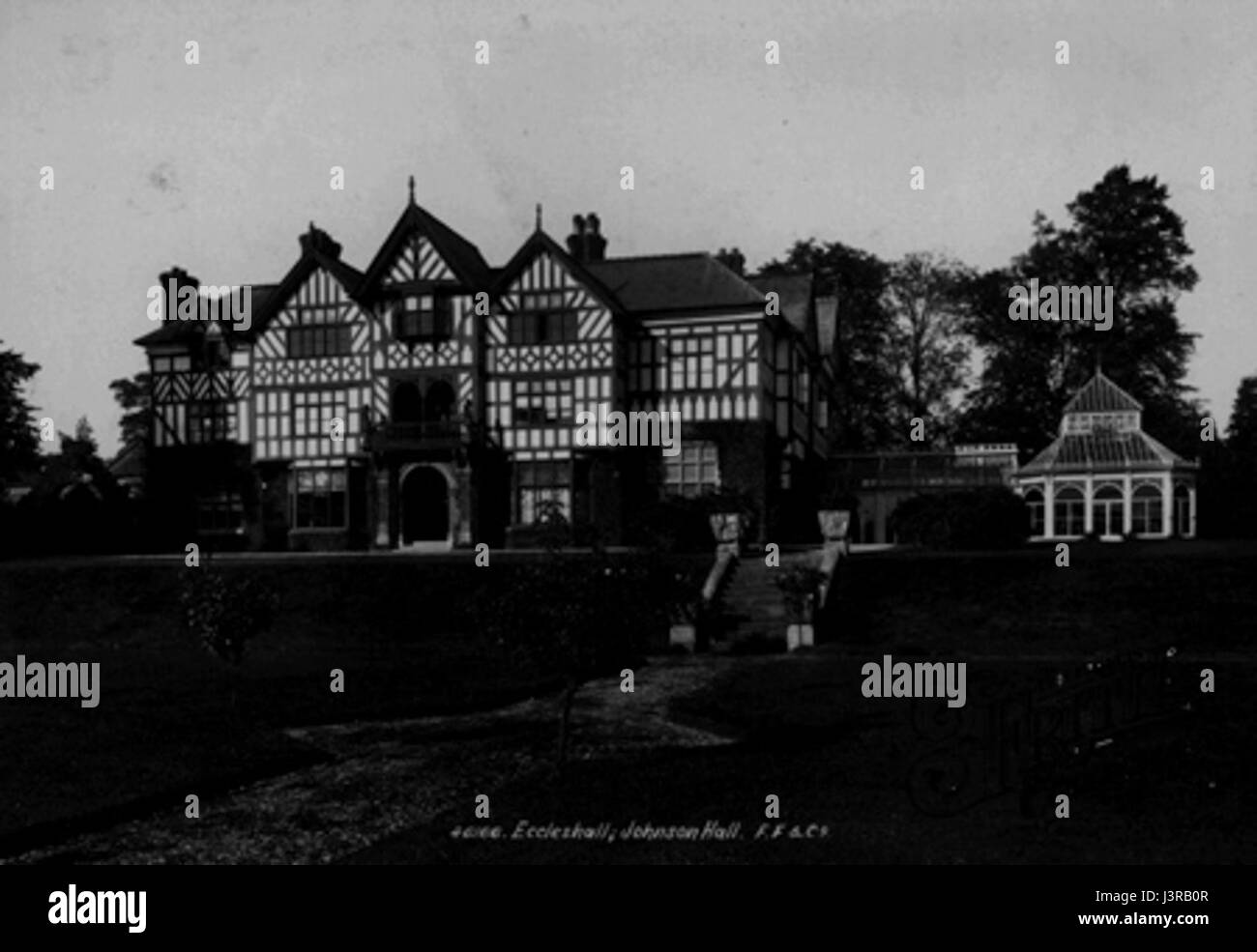 Dieses Bild zeigt Johnson Hall in Eccleshall, Staffordshire, Großbritannien, wie es um 1900 erschien. Johnson Hall ist bekannt für seine historische und architektonische Bedeutung, die im 16. Jahrhundert ihren Ursprung hat. Stockfoto
