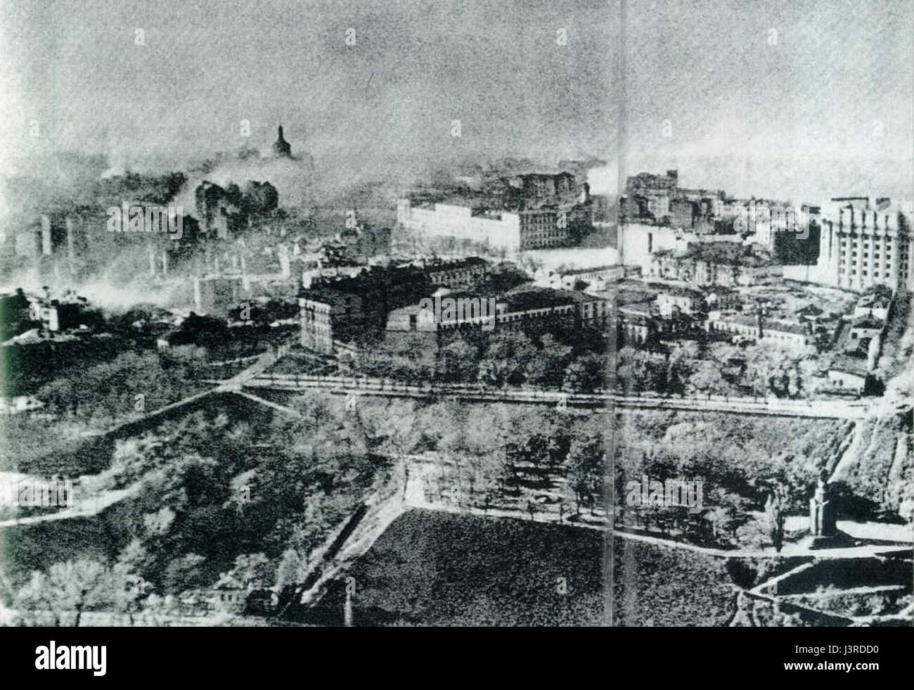 Das Foto von *Kijev* aus dem Jahr 1939 fängt die Stadt vor dem Ausbruch des Zweiten Weltkriegs ein *Kijev*, heute bekannt als *Kiew*, war ein bedeutender kultureller und politischer Drehpunkt in Osteuropa. Das Bild bietet eine historische Momentaufnahme der Stadt während einer entscheidenden Zeit in der europäischen Geschichte. Stockfoto