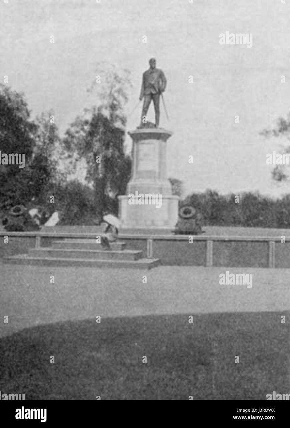 Dieser Titel bezieht sich auf eine historische Figur, John Nicholson, die für seine militärische Beteiligung im 19. Jahrhundert bekannt ist und möglicherweise ein Schwert hält, was seine Rolle in der Schlacht oder Führung symbolisiert. Stockfoto