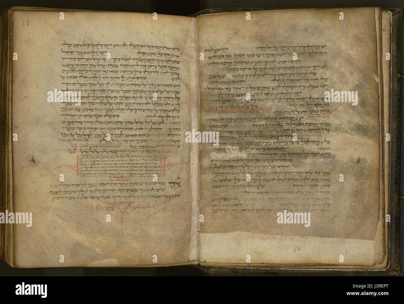 Das jüdische römische Gebetsbuch ist ein historischer religiöser Text, der von jüdischen Gemeinden verwendet wird. Es enthält Gebete und Rituale, die spezifisch für die jüdische Tradition sind, und enthält hebräische Texte und Anweisungen für religiöse Praktiken. Stockfoto