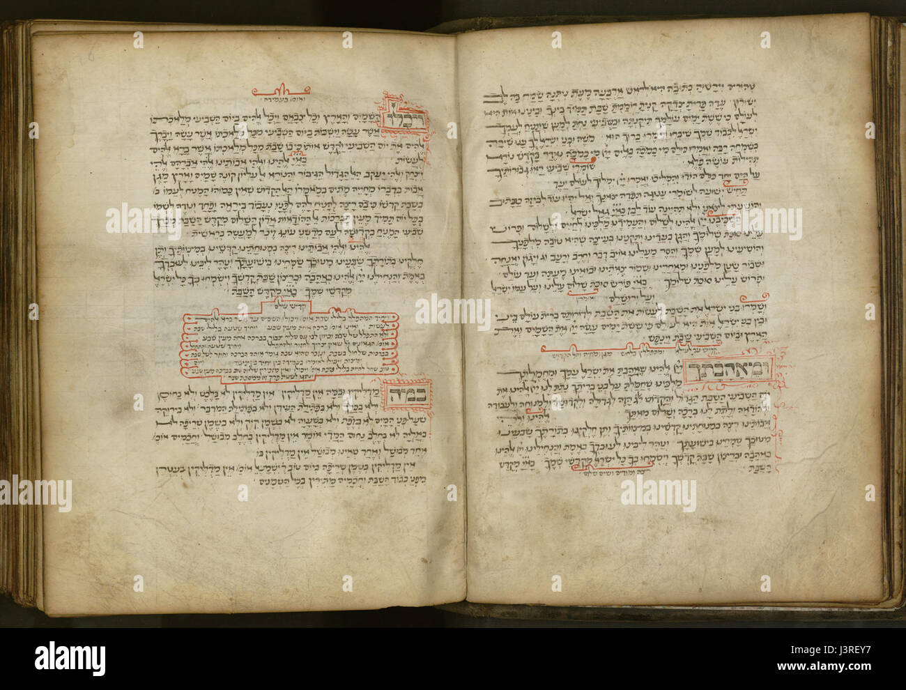 Dies ist eine Seite aus einem jüdischen römischen Gebetsbuch aus der römischen Zeit. Es enthält Gebete auf Hebräisch, die die jüdische Tradition und ihre Anpassung an die römische Gesellschaft während dieser Zeit widerspiegeln. Stockfoto