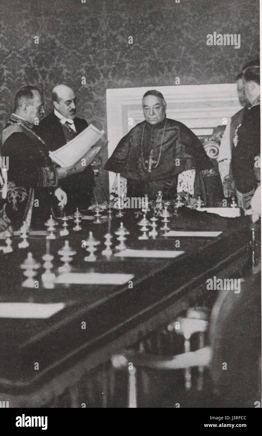 Kardinal Gasparri war eine wichtige Figur bei den Verhandlungen über den Lateranvertrag, der 1929 zwischen dem Heiligen Stuhl und Italien unterzeichnet wurde. Diese Vereinbarung erkannte die Vatikanstadt als unabhängigen Staat an und löste verschiedene Fragen zwischen den beiden Einheiten. Stockfoto