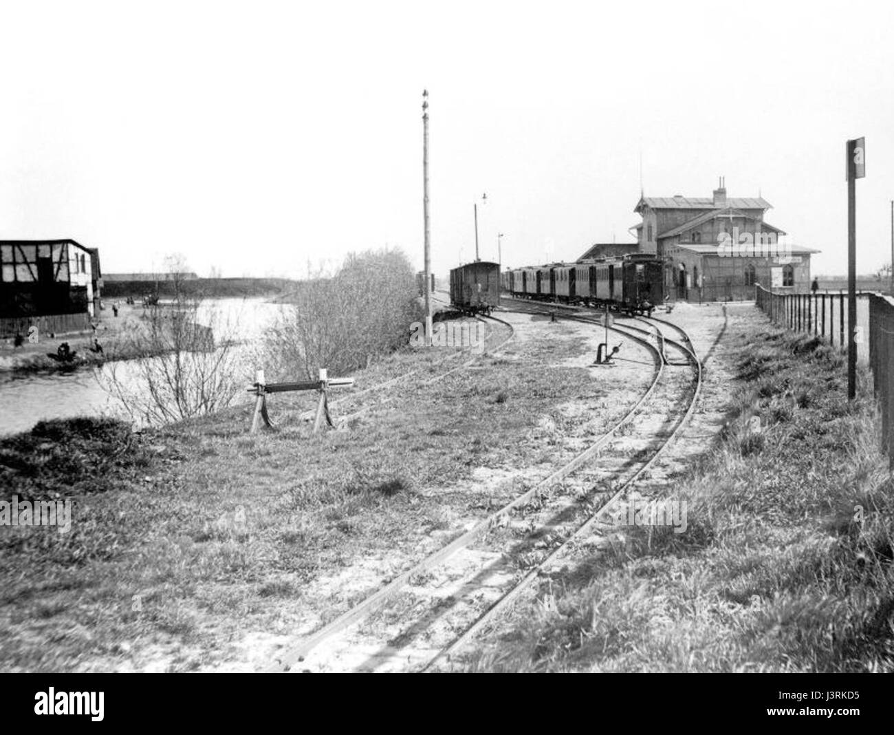 Der *Kleinbahn Bahnhof* in Danzig (heute Gdańsk, Polen) war ein kleiner Bahnhof für Nahverkehrszüge. In der historischen Hafenstadt gelegen, spielte es im 19. Und frühen 20. Jahrhundert eine Rolle im regionalen Verkehrsnetz. Stockfoto