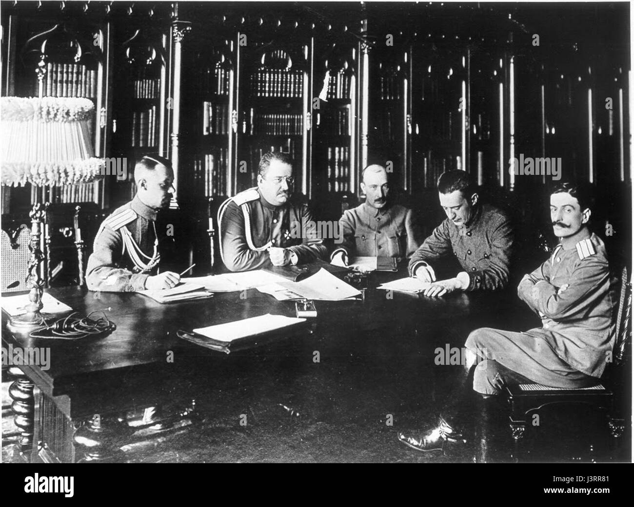 Alexander Kerenski war ein russischer Revolutionär und Kriegsminister während der russischen Provisorischen Regierung 1917. Er spielte eine wichtige Rolle in der Februarrevolution und dem Untergang der Zarenautokratie, bevor er von der bolschewistischen Revolution gestürzt wurde. Kerenskis Führung im Militär und seine Position in der Regierung markierten einen entscheidenden Punkt in der russischen Geschichte. Stockfoto