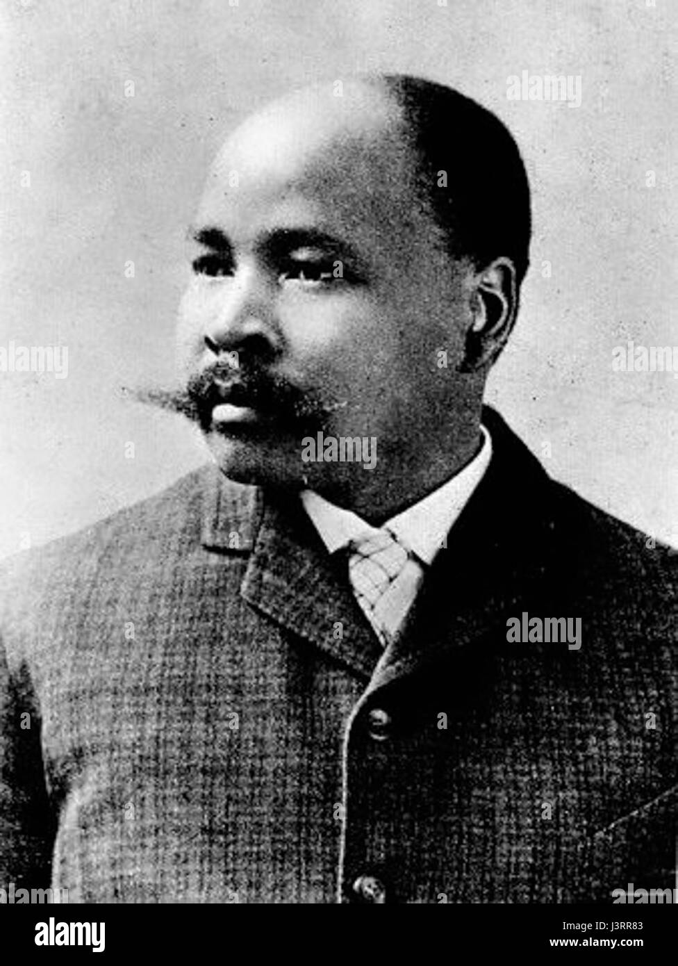 Ein Foto von John L. Dube, einem prominenten südafrikanischen Pädagogen, Journalisten und Politiker. Das Bild fängt sein würdevolles Verhalten ein und spiegelt seine bedeutenden Beiträge zur Anti-Apartheid-Bewegung und seine Rolle bei der Gründung der ersten schwarzen Zeitung in Südafrika wider. Stockfoto