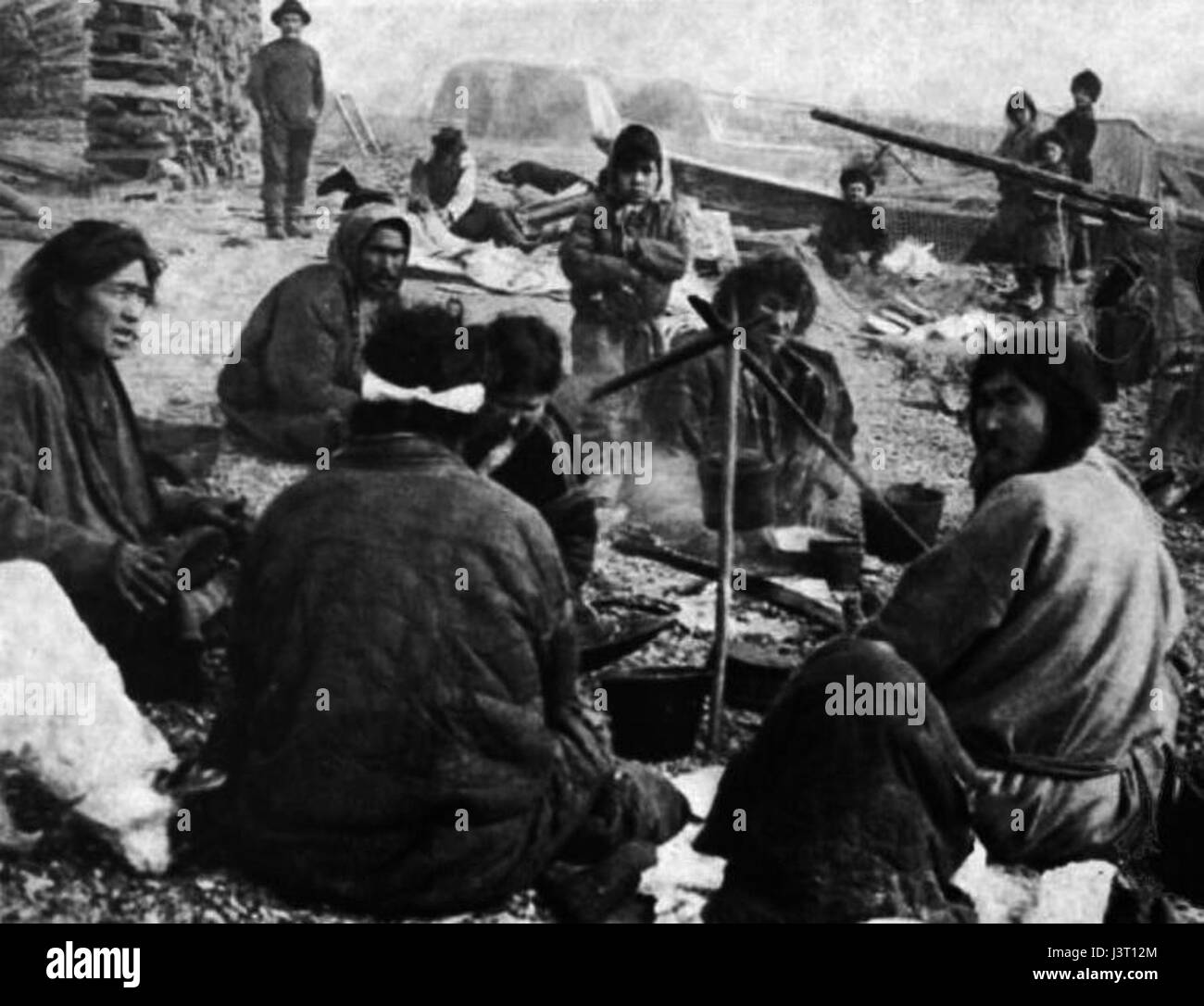Dieser Titel bezieht sich wahrscheinlich auf ein Bild aus dem Jahr 1914, das eine Lagerfeuerszene darstellt. Das Foto fängt einen Moment des Lebens im Freien ein, möglicherweise aus einem historischen oder militärischen Kontext, der das Leben des frühen 20. Jahrhunderts widerspiegelt. Stockfoto
