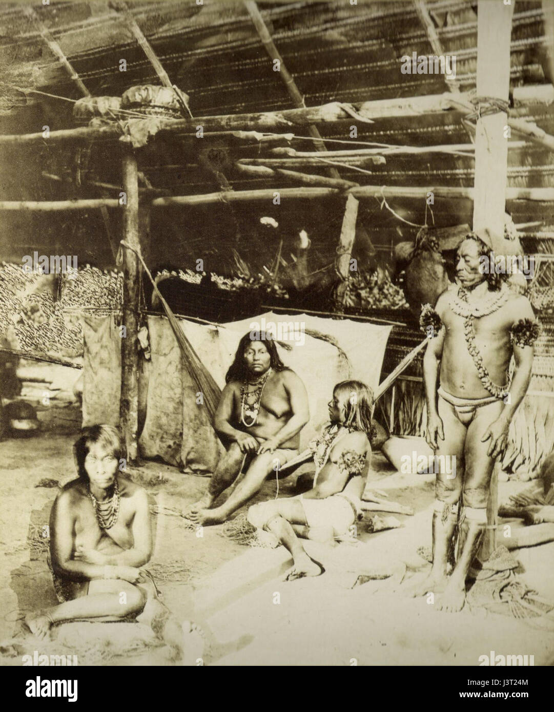 Ein Bild oder Dokument, das sich auf die Indios Amazonas aus dem Jahr 1865 bezieht und möglicherweise die indigenen Völker des Amazonasgebiets während dieses Zeitraums betrifft. Es bietet wahrscheinlich Einblicke in das Leben, die Kultur und die Geschichte der Amazonasstämme Mitte des 19. Jahrhunderts. Stockfoto