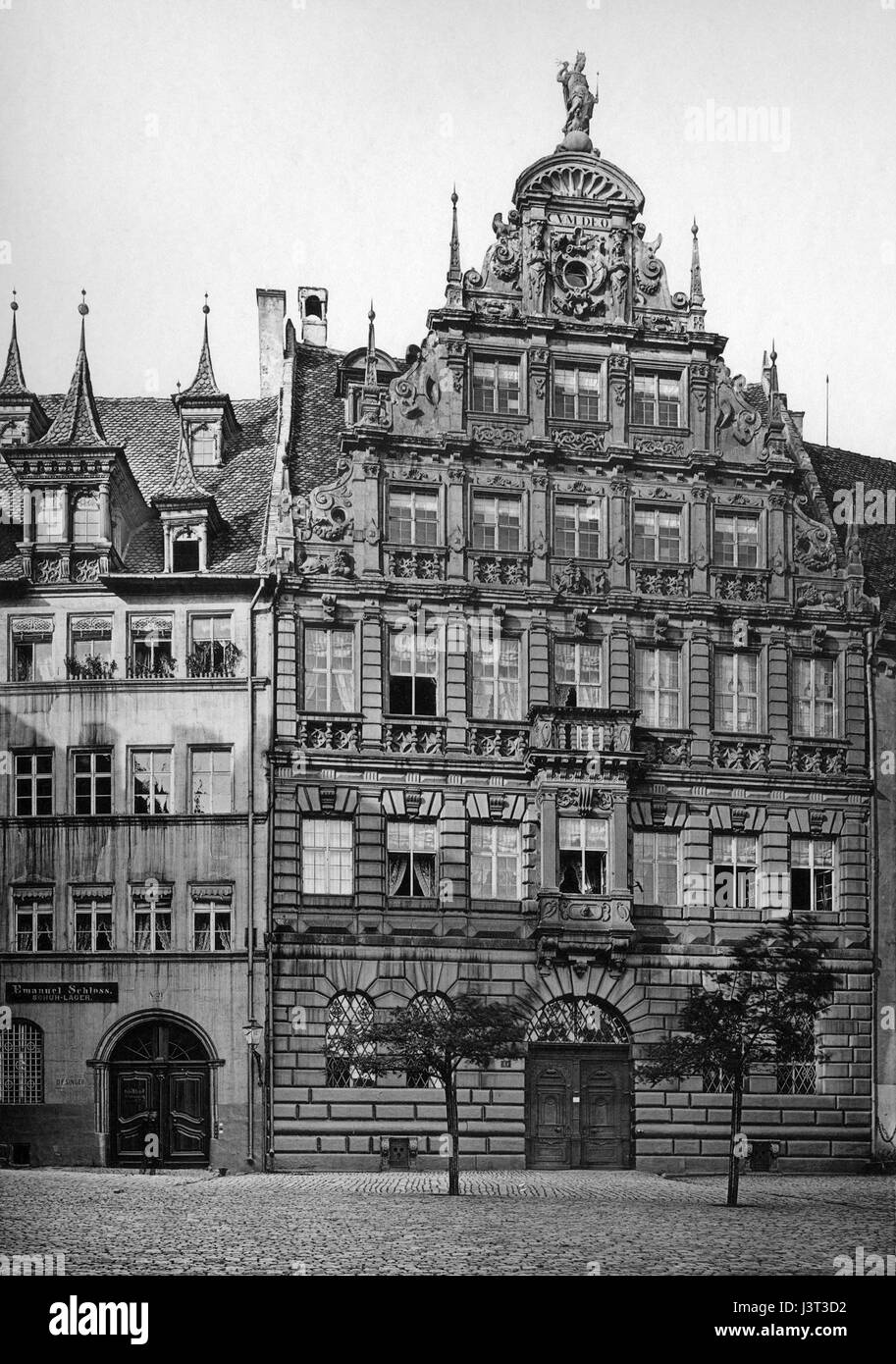 Dies bezieht sich auf ein historisches Werk oder eine Studie von Karl Emil Otto Fritsch, das die deutsche Renaissance dokumentiert. Im Mittelpunkt steht das Pellerhaus in Nürnberg mit detaillierter Analyse der Fassade von 1605. Stockfoto