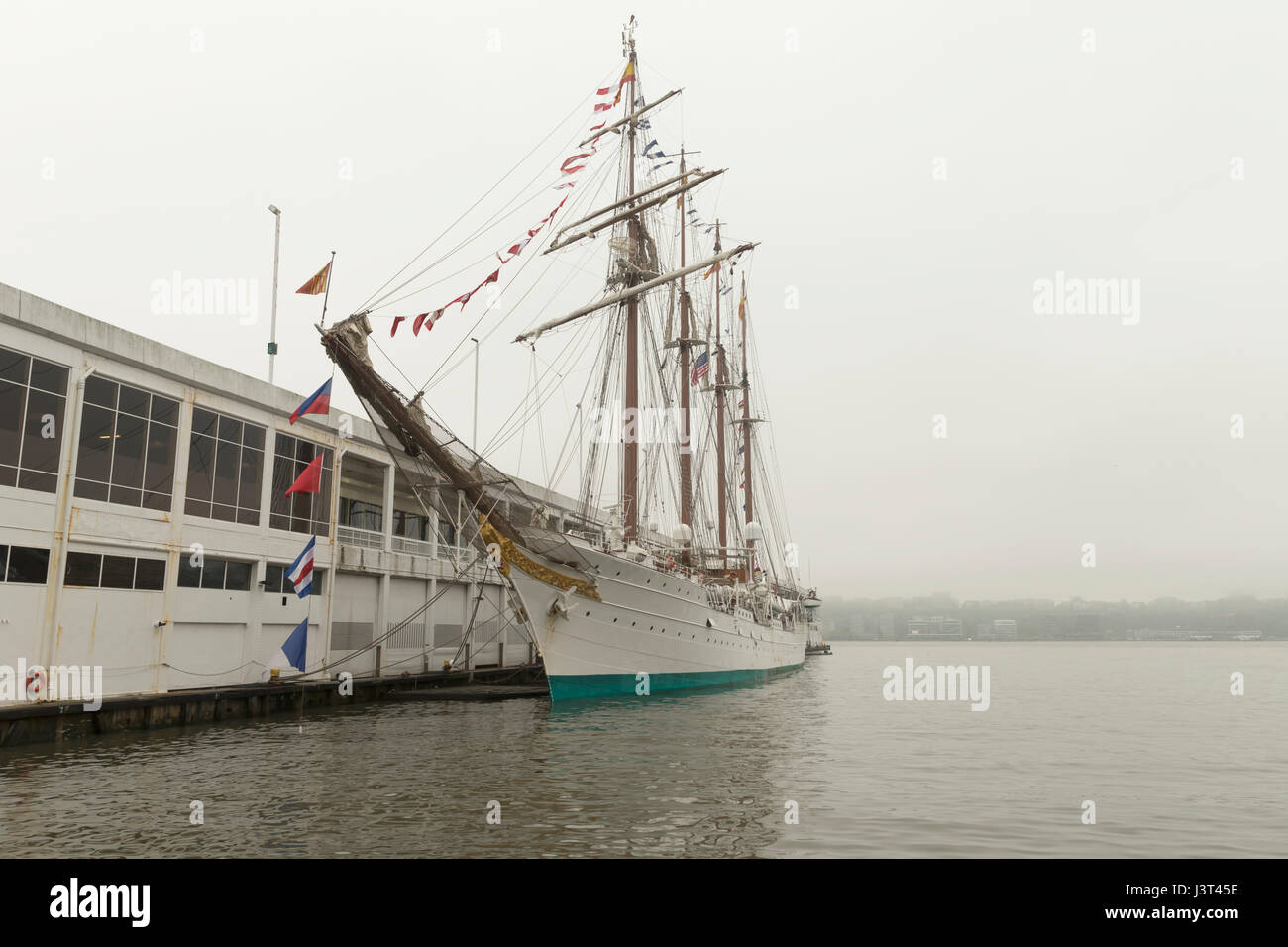 New York, NY USA - 5. Mai 2017: Juan Sebastian de Elcano angedockt ein Schulschiff der königlichen spanischen Marine am Pier 90 in Manhattan bei Besuch in New York Stockfoto